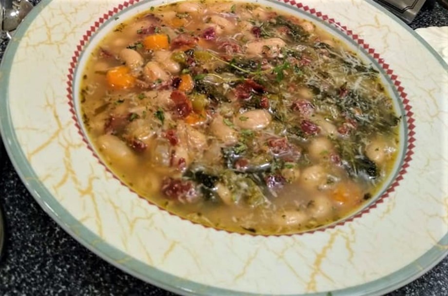 Zuppa di fagioli bianchi con pancetta erbe e verdure fresche